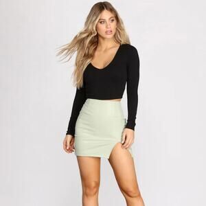 Windsor L Black Ribbed Knit Vneck Long Sleeve Basic Crop Top